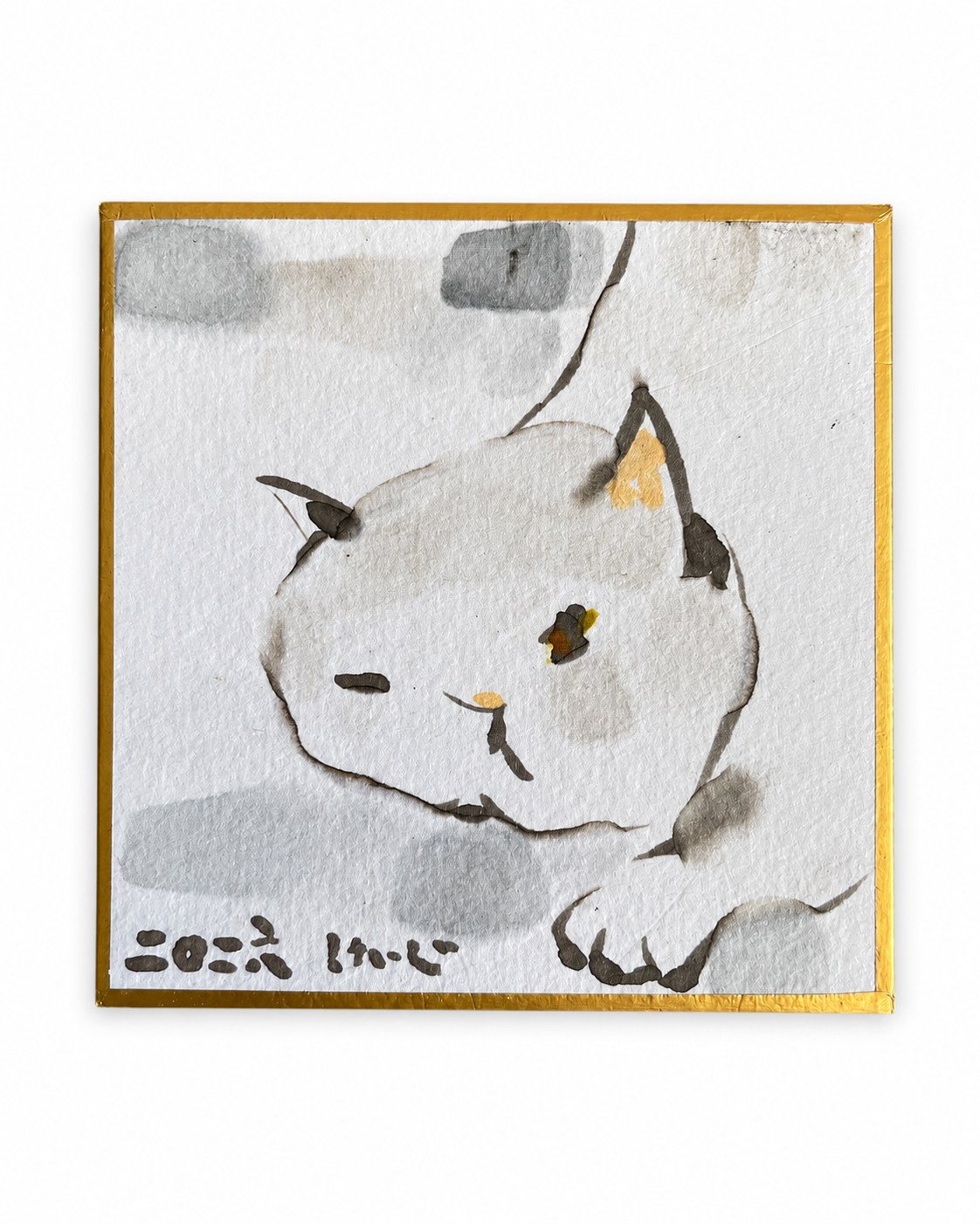 金色の縁を持つ色紙に描かれた猫