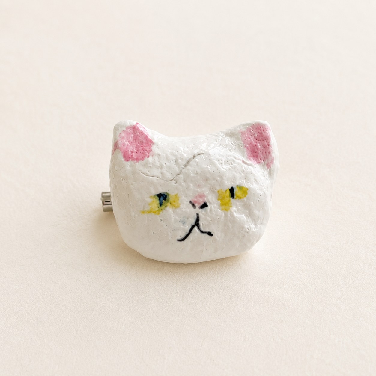 白い猫をかたどった手作りの小さな立体作品